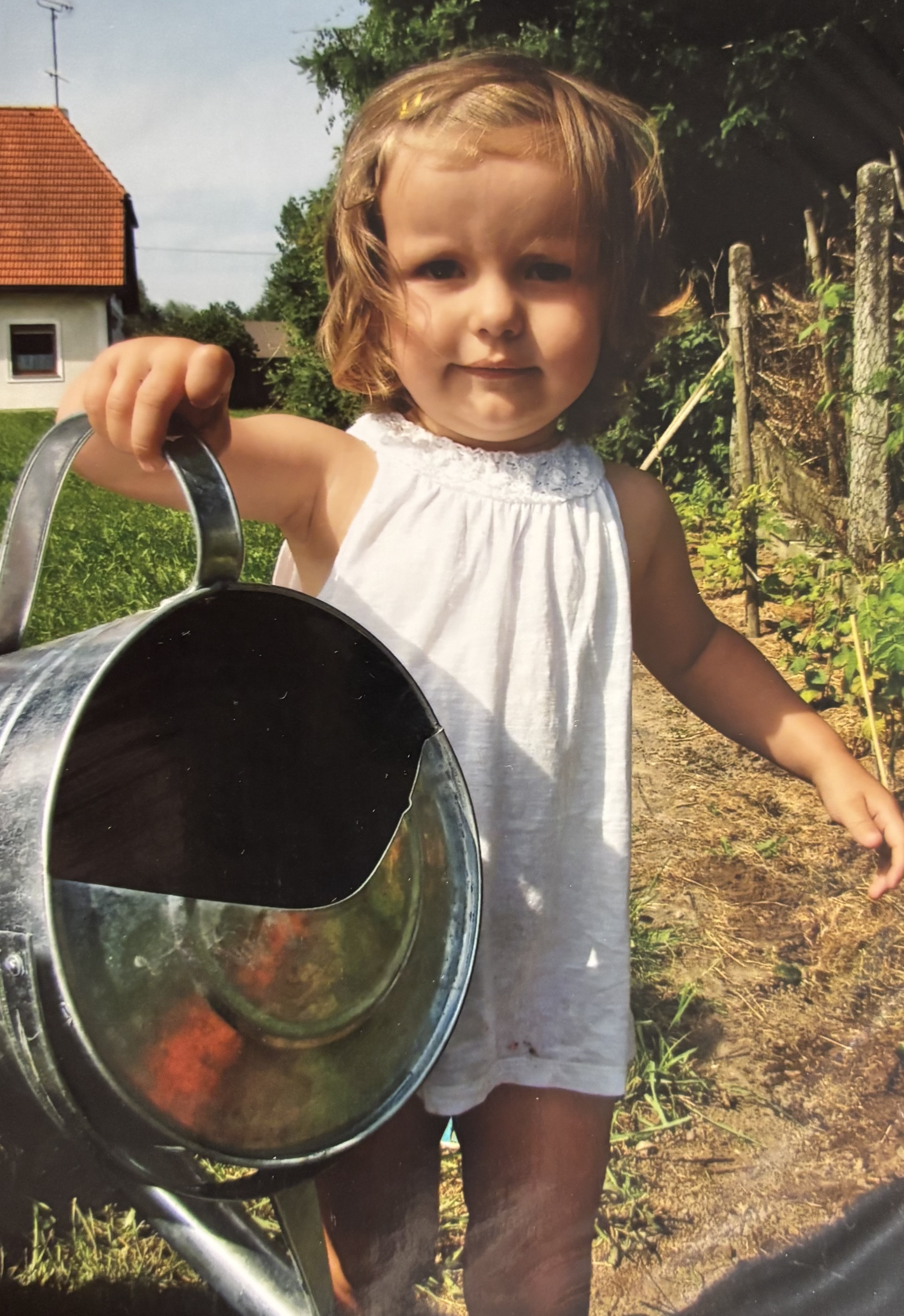 Ich als Kind mit einer Gießkanne